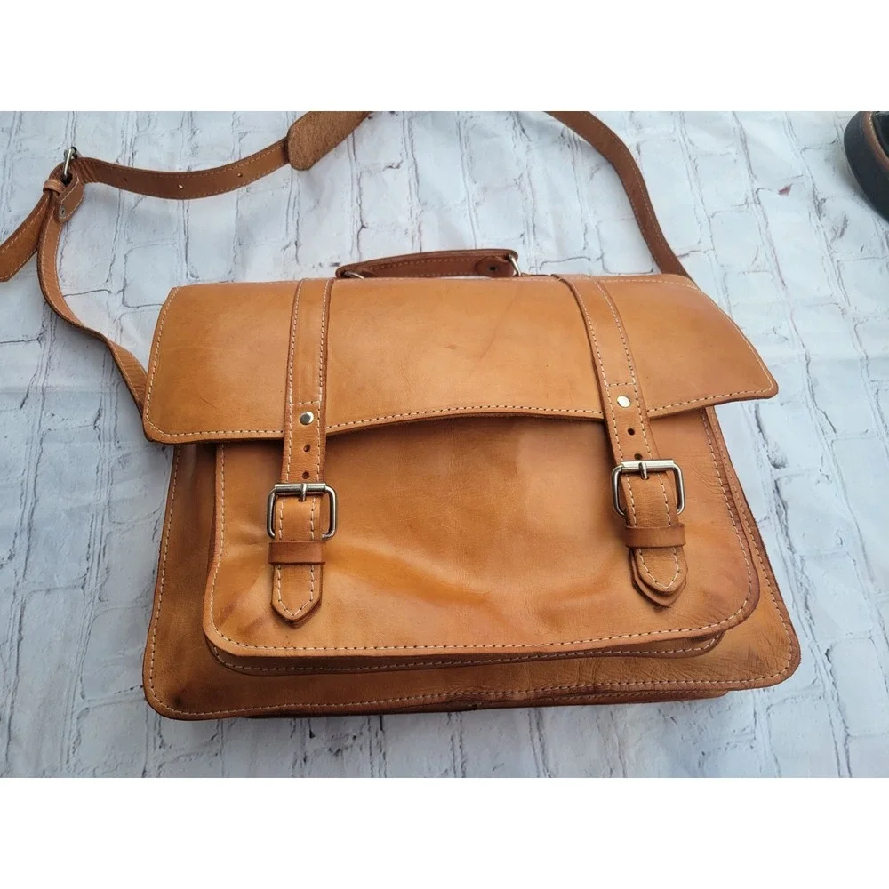 100% Leather messenger bag, stylish, functional, modern, classy, preppy, mod,